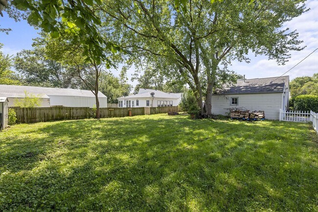 Building Photo - Cozy 3-Bedroom Ranch with Garage in Charming Old Towne Bellevue