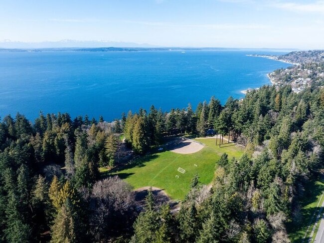 Building Photo - Elegant and Spacious Air-Conditioned Lincoln Park Rambler