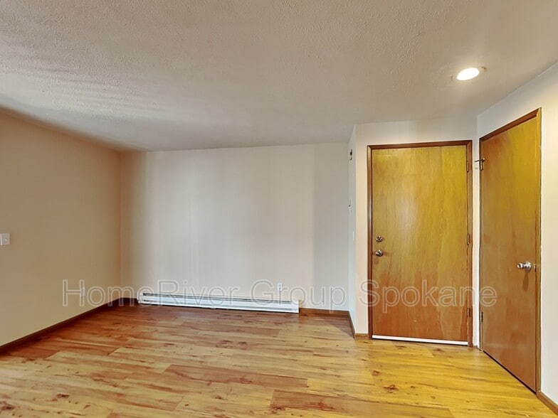 Building Photo - 2112 W Riverside Ave