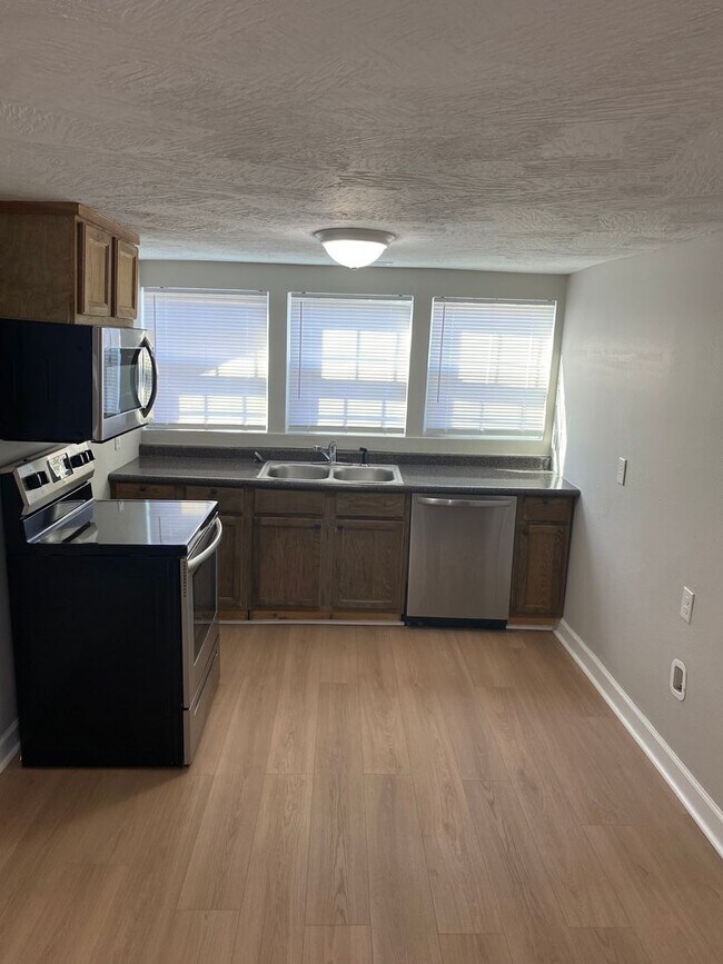 Building Photo - Fully Remodeled 2-Bedroom Home Near Grant ...