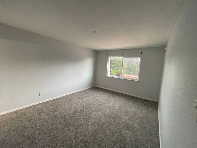 Building Photo - Spacious 2 Bed 1 Bath Condo in Hamden South!