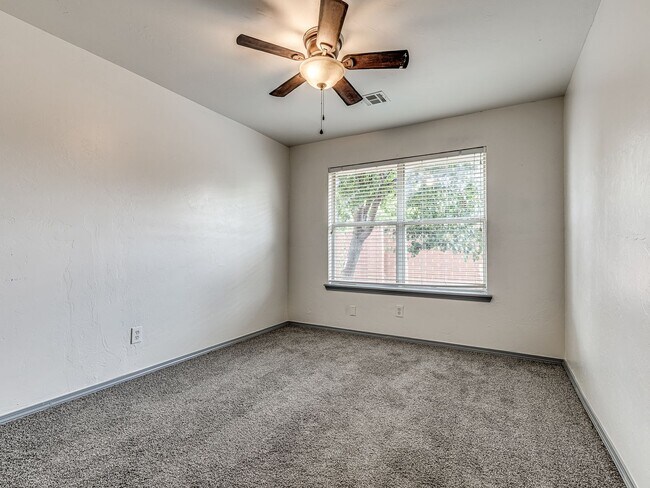 Building Photo - Updated Home + Deer Creek Schools + 3 bedr...