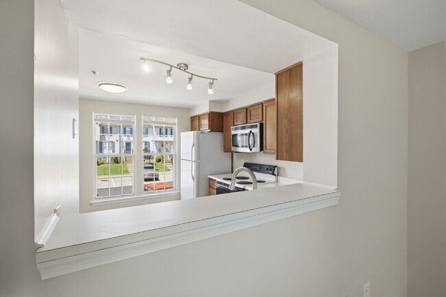 Building Photo - 927 Pirates Ct