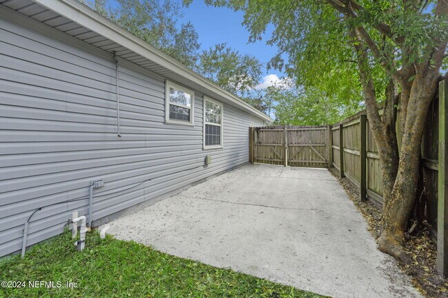 Building Photo - 12358 Carriage Crossing Ct