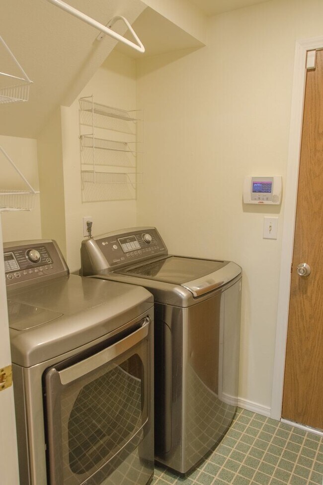 Building Photo - 3bd/2.5ba Issaquah Home