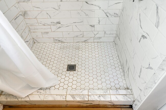 Building Photo - Cute 1 bedroom, 1 bathroom home near downt...