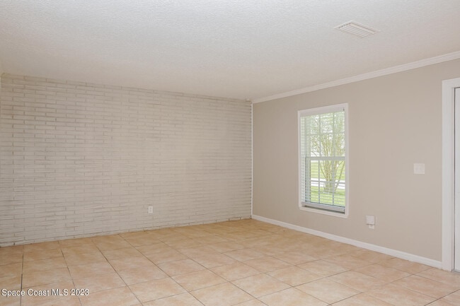 Building Photo - 700 Fairhaven St NE
