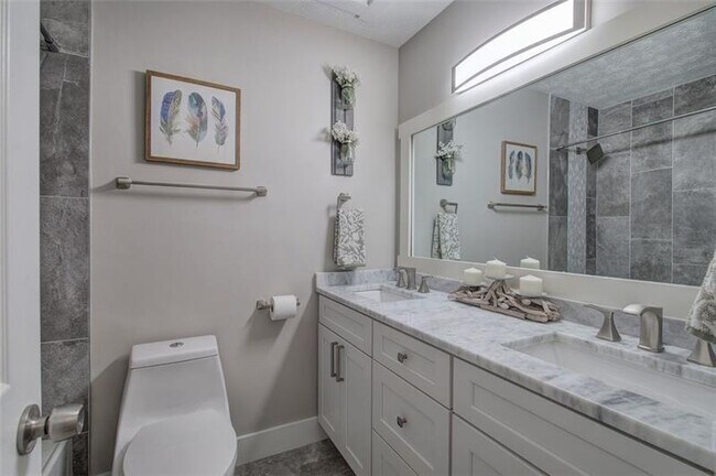 Building Photo - 3410 Holliglen Dr