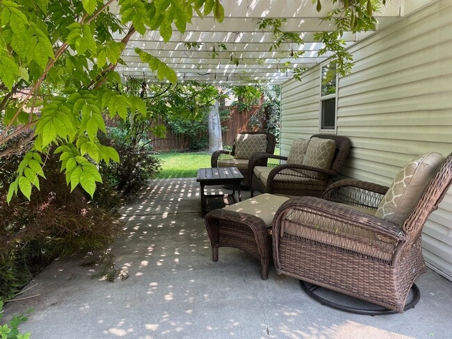 Building Photo - STUNNING 4 bd. 2 bath Executive Sunnyside ...