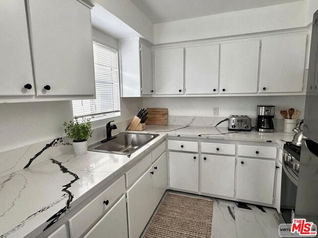 Building Photo - 1630 W 104th St