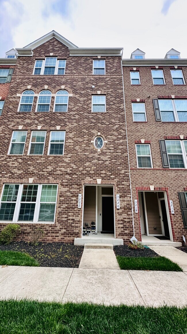 Building Photo - 3220 Yeager Dr