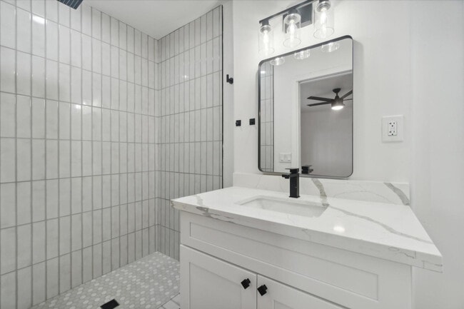 Building Photo - 8525 E Clarendon Ave