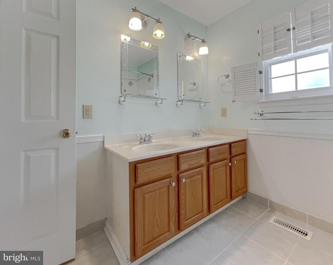 Building Photo - 21133 Woodmere Dr