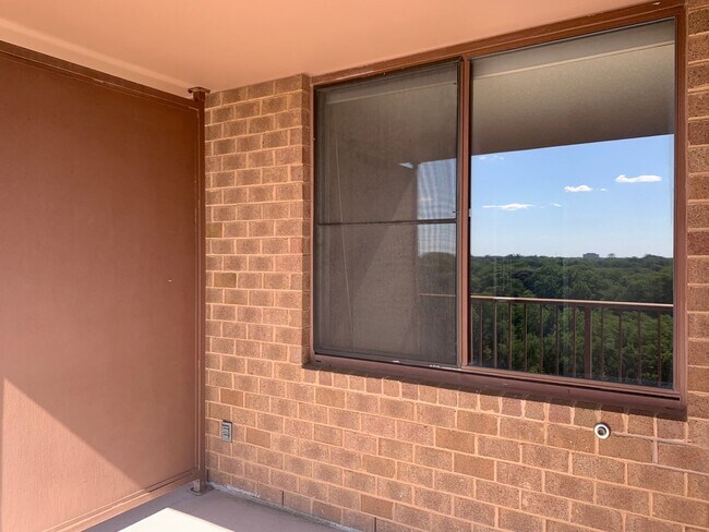 Building Photo - Rarely Available Penthouse 1BD/1BA in Gros...