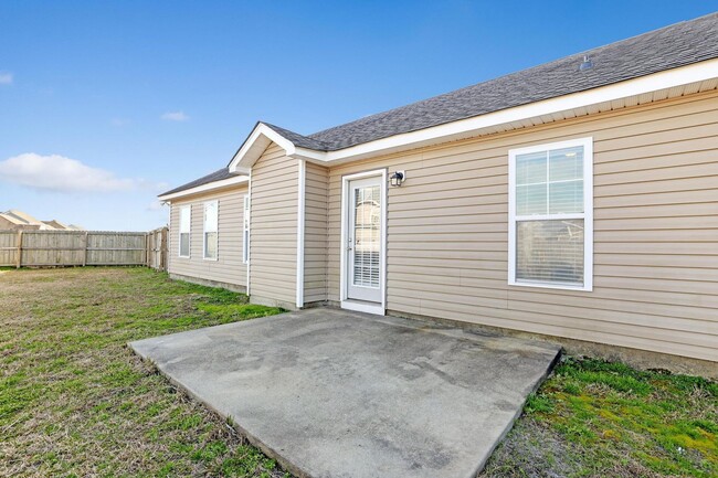 Building Photo - Carolina Plantations Ranch with fenced yard!