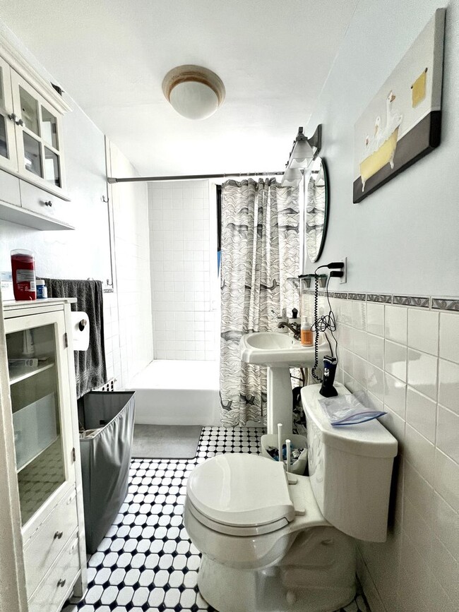 Building Photo - Renovated Top Floor 1-Bed on Park Drive | ...