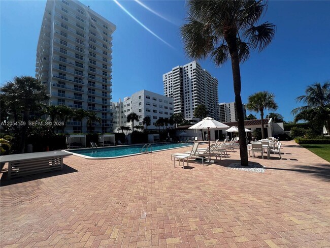 Building Photo - 2457 Collins Ave