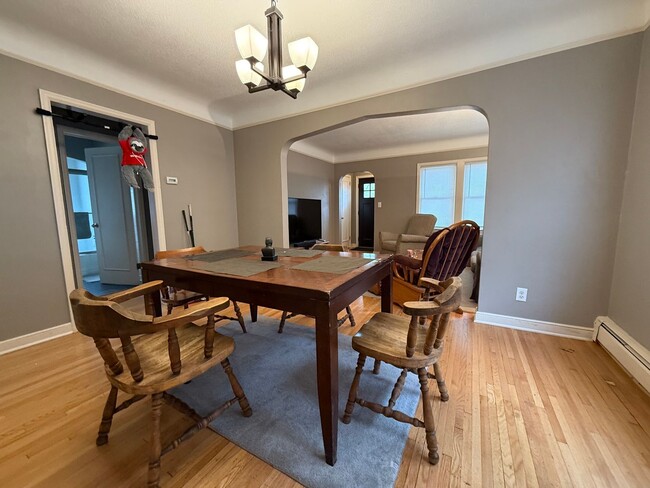 Building Photo - Stunning 5 Bed 2 Bath House Located in the...