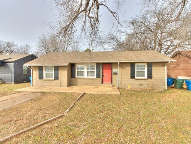Primary Photo - 3 bed 1 bath updated with beautiful garage...