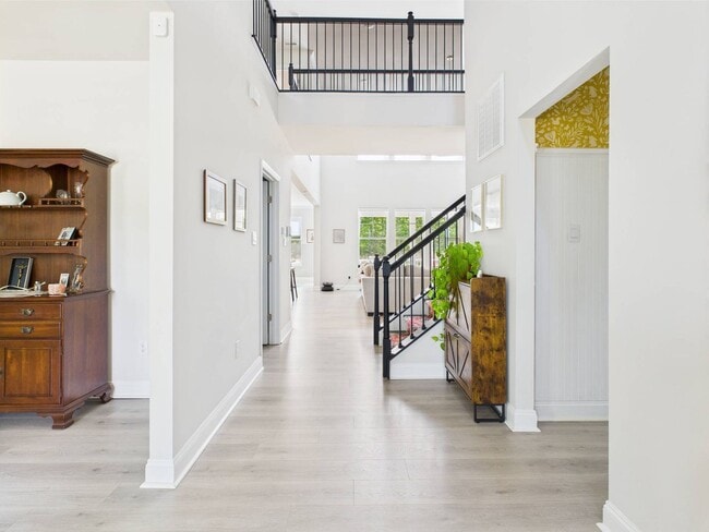 Building Photo - Stunning 5 Bedroom 4.5 Bathroom Located in...