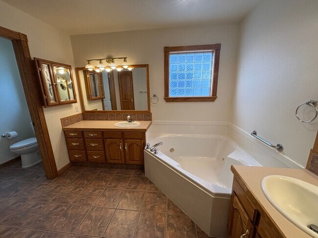 Building Photo - Beautiful 2 Bedroom 2 Bathroom Storage Galore!