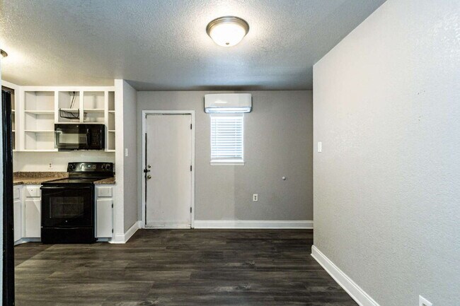 Building Photo - Cute 3 Bedroom 1 bathroom Home