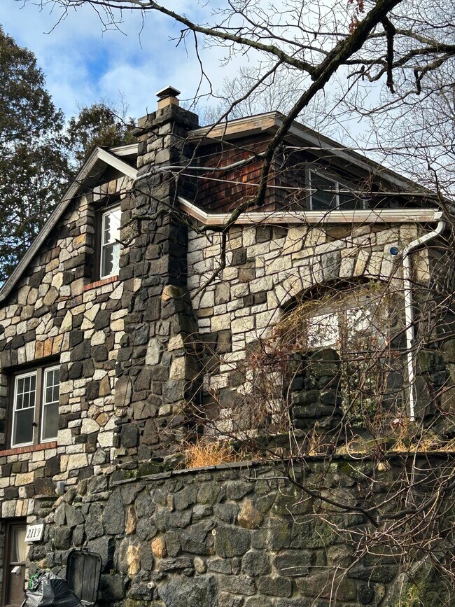 Building Photo - 2119 Maple Ave