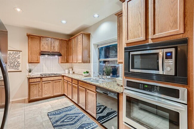 Building Photo - 1813 Paseo Verde Dr