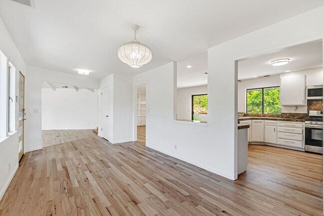 Building Photo - Beautiful 4-Bedroom 2-Bathroom Home