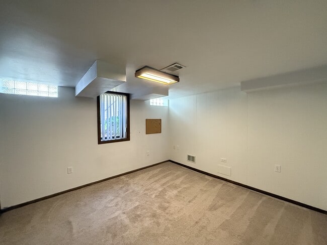 Building Photo - 2447 Roanoke Dr