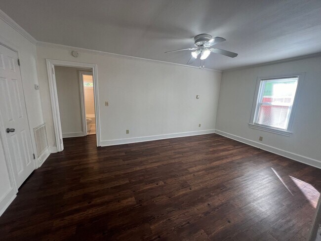 Building Photo - Charming 2 bedroom, 1 bathroom Home Located in the Desirable Greenville, SC Area!