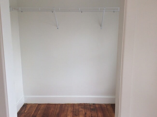 Building Photo - Spacious 3 Bedroom, Laundry, East End Near...