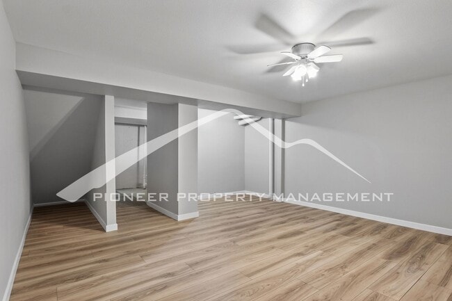 Building Photo - Renovated 3-Level 2BR Townhouse w/ Garage ...