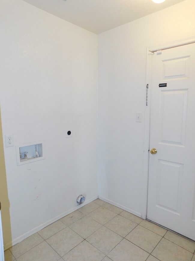Building Photo - 3 BEDROOM HOME IN OCOTILLO!