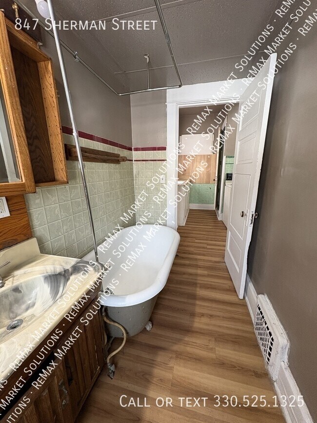 Building Photo - 847 Sherman St