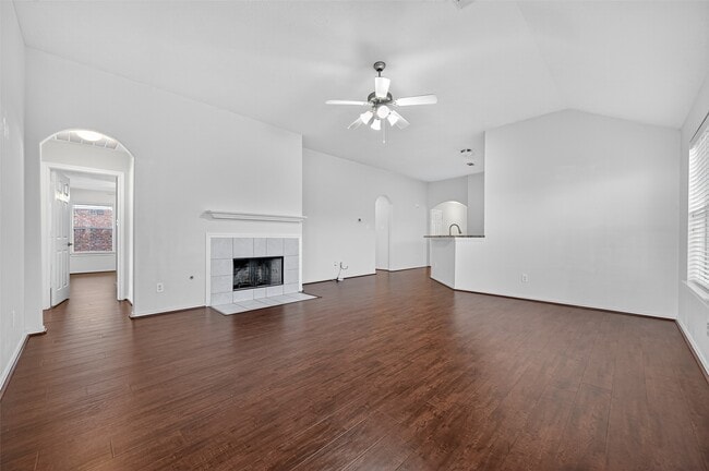 Building Photo - 6927 Great Oaks Shadow Dr