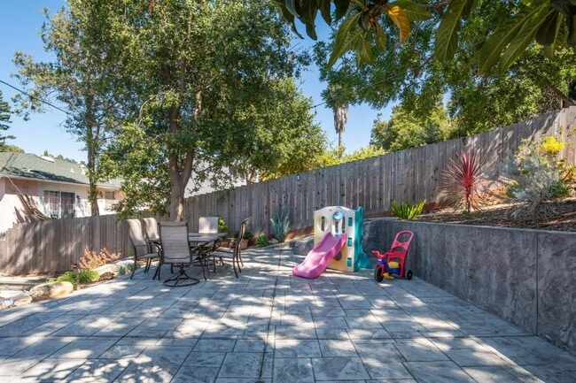 Building Photo - 2667 San Carlos Ave
