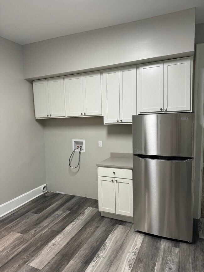 laundry hook ups - 1314 Chase Ave