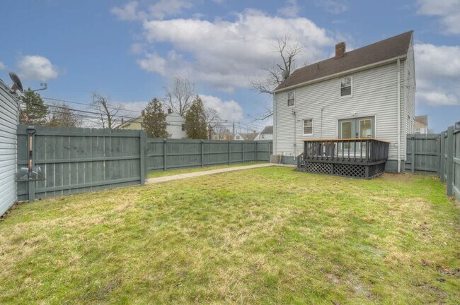 Building Photo - 3855 Grosvenor Rd