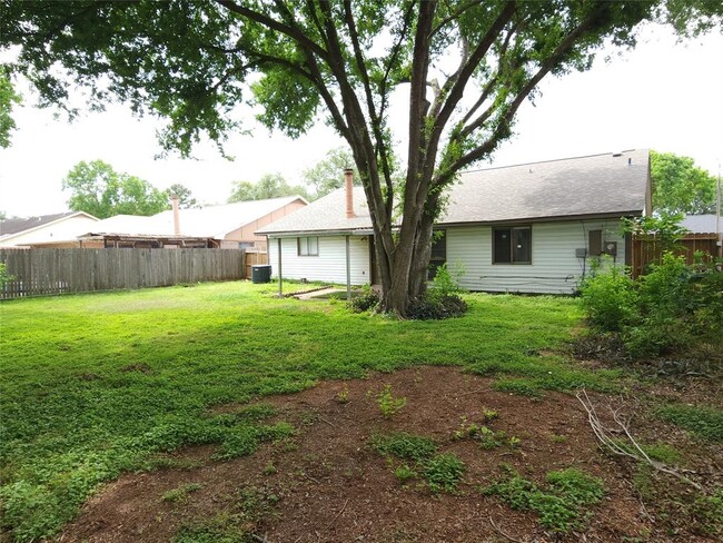 Building Photo - 15814 Thistledew Dr