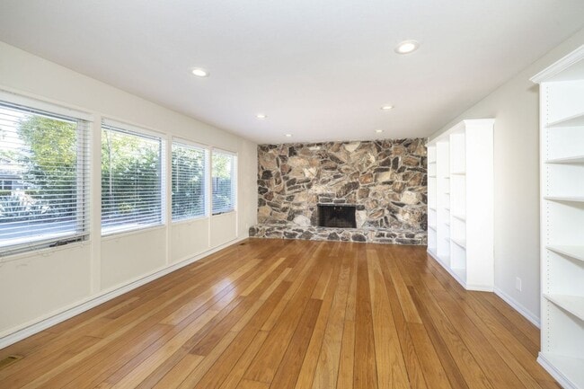 Building Photo - Spacious 3 Bed, 2.5 Bath Home in Quiet Nei...