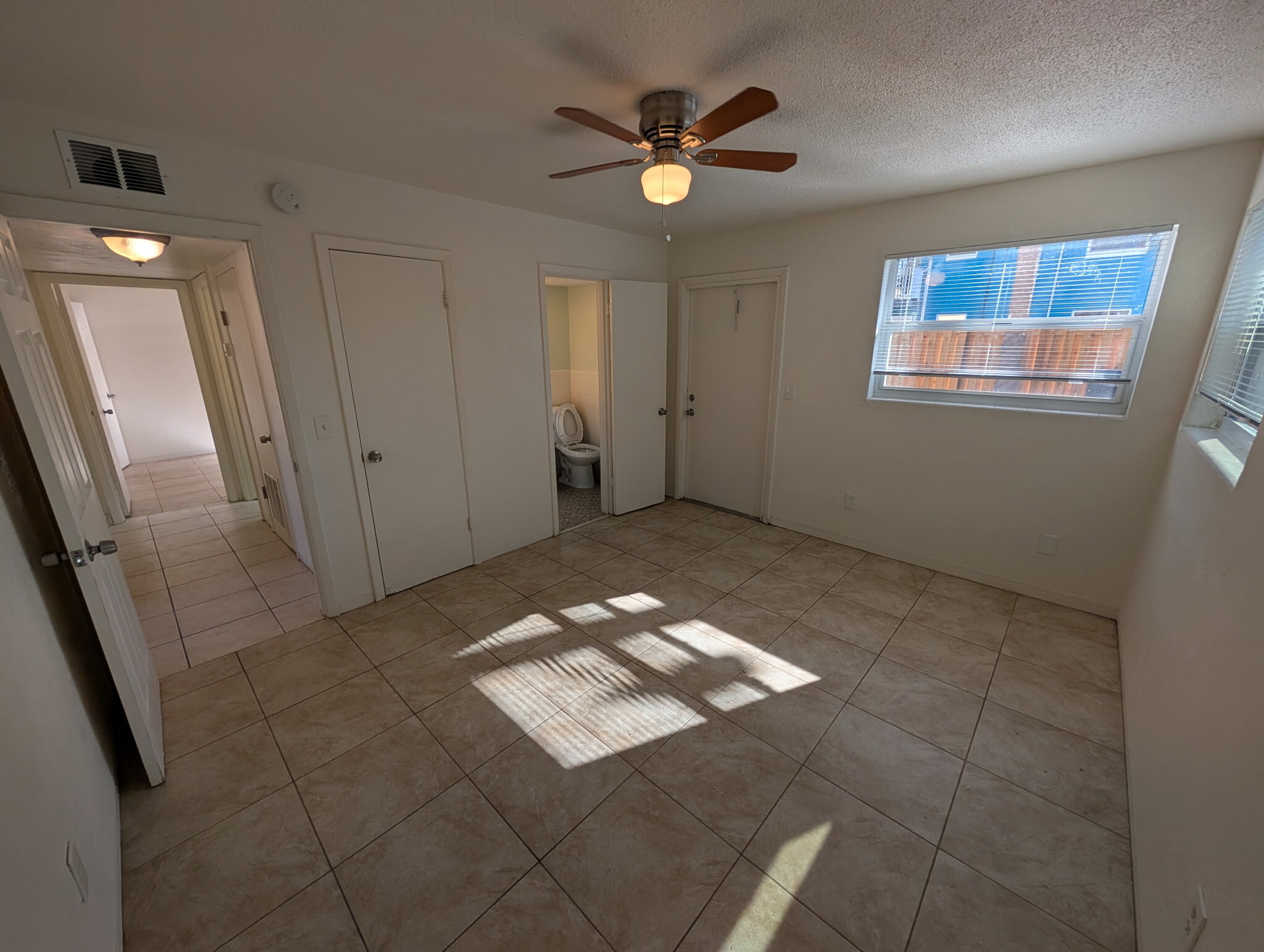 Building Photo - 2597 N Oleander Ave