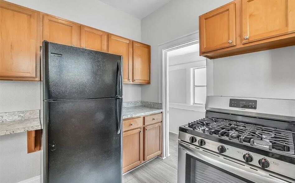 Building Photo - 300 Mary Ave