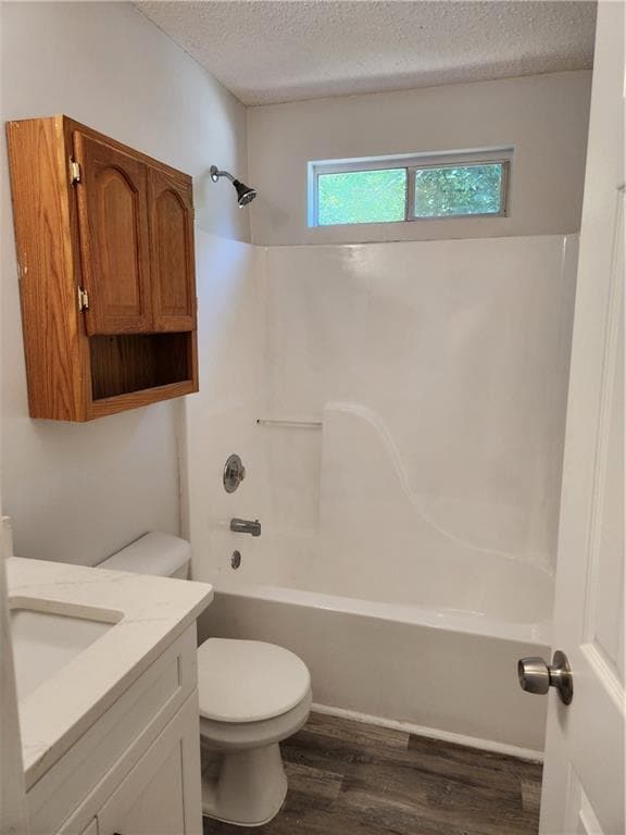Full hall bathroom - 922 Sweetwater Way