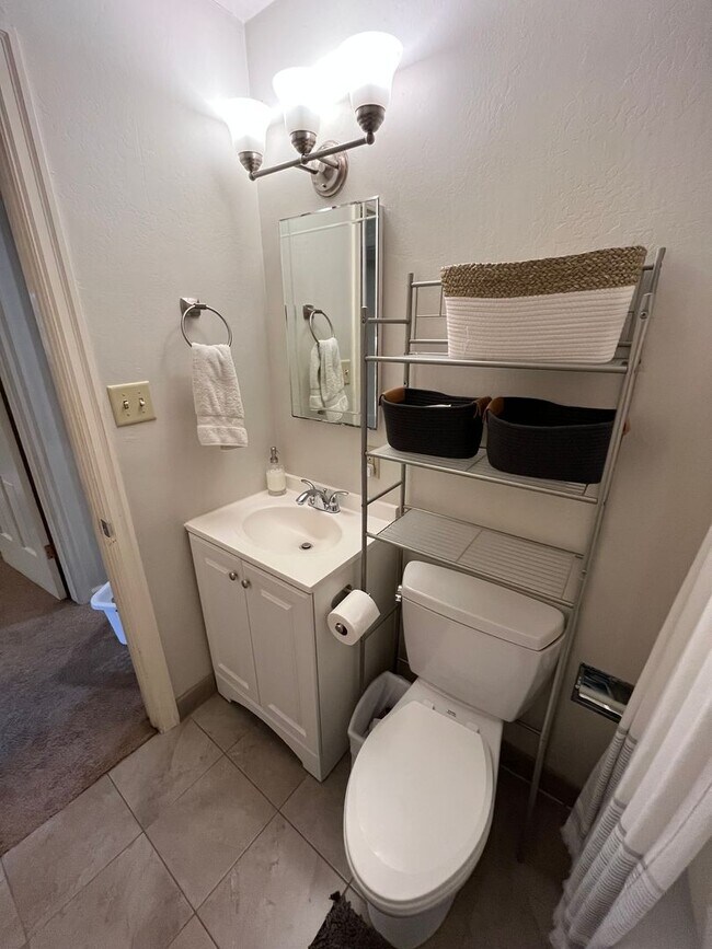 Building Photo - Lease Takeover Starting June 1st | Spacious 5-Bedroom Home Near Downtown Flagstaff