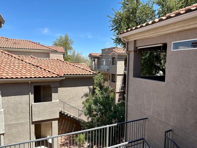 Building Photo - Stunning and spacious Portofino condo at Lakewood.
