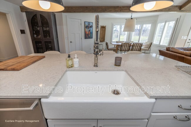 Building Photo - 499 W Main St