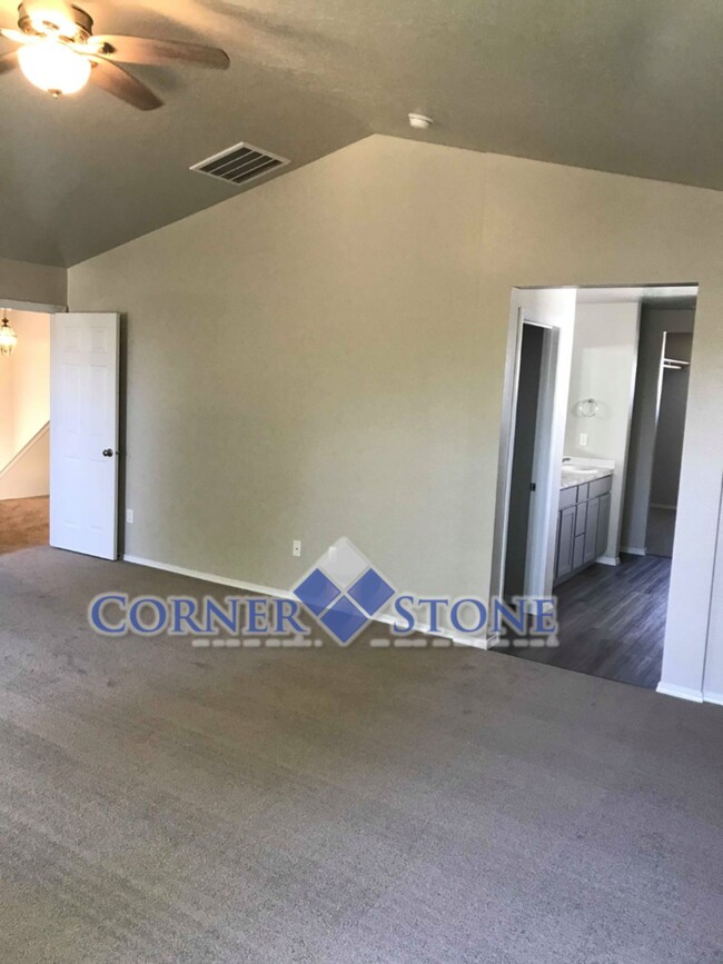 Building Photo - Spacious Home Canterbury Commons!