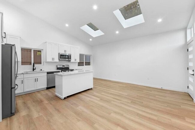 Building Photo - 739 N Formosa Ave