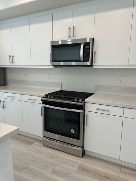 Appliances - 9424 Shade Pl